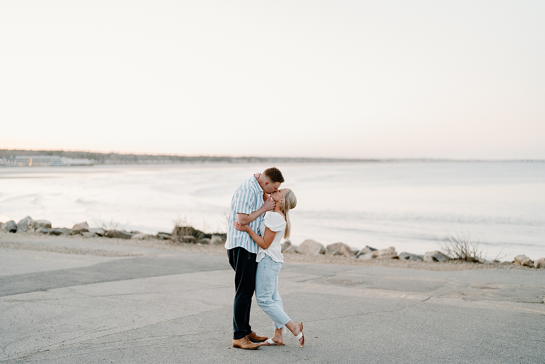 couple kiss on the beach 